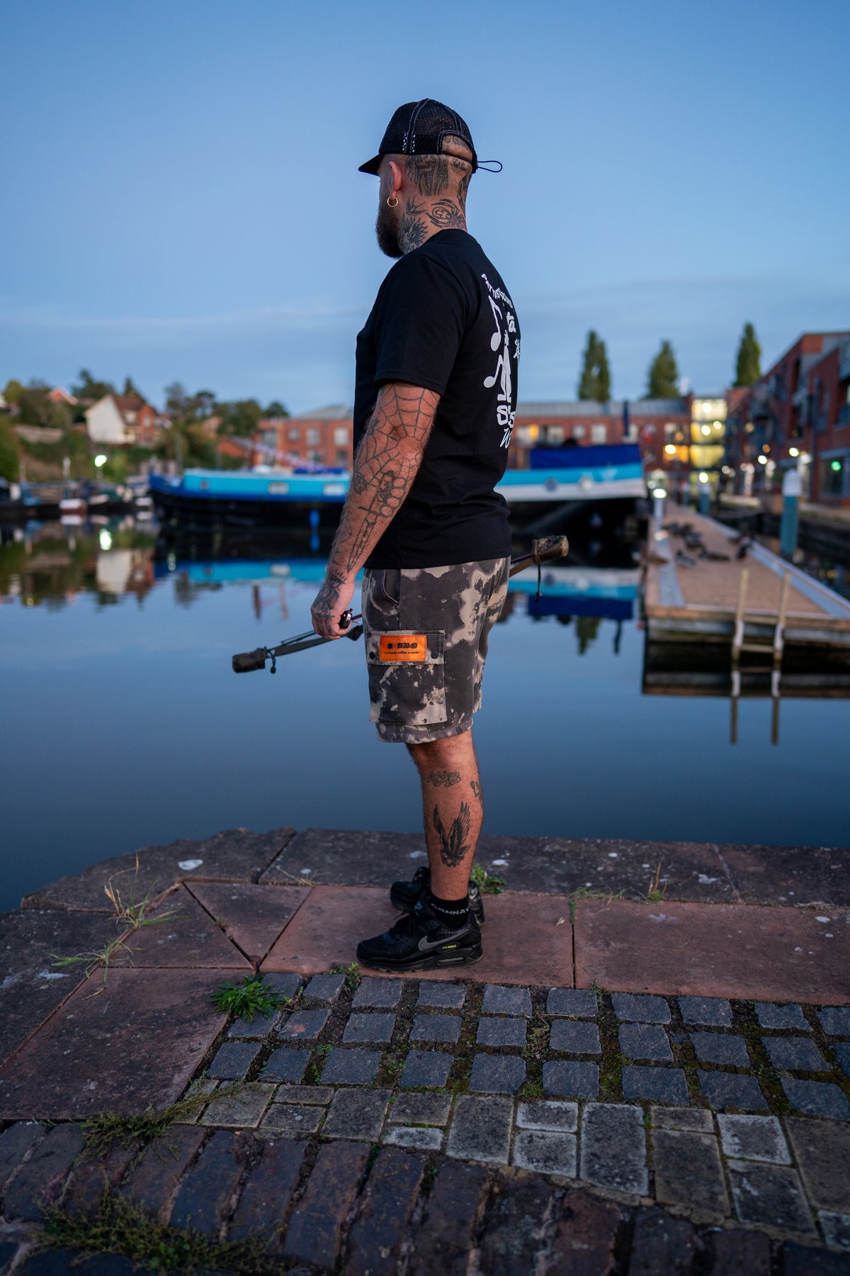 “NICHE” cargo shorts.